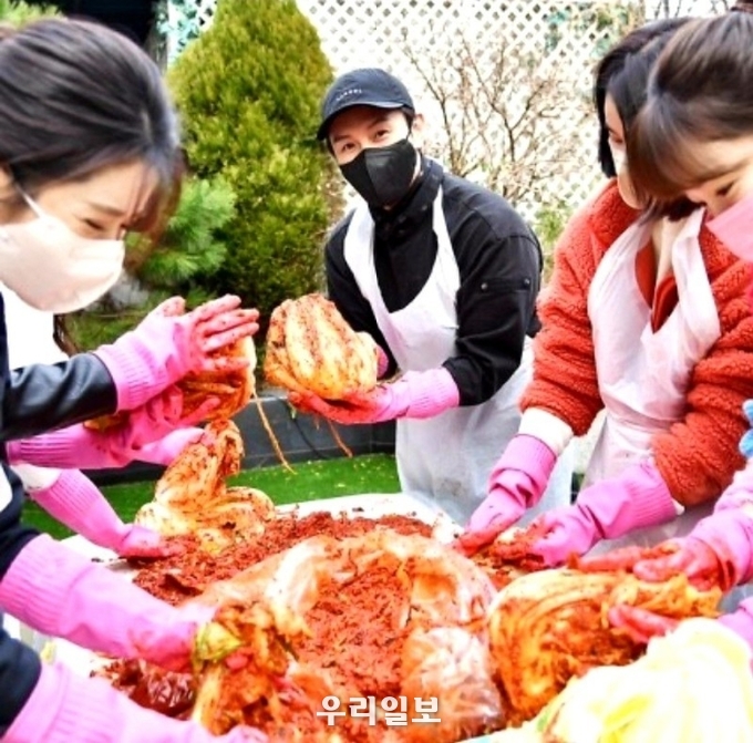 김동완 "앞치마가 잘 어울리는 남자" 오늘 모처럼 나들이 기분 좋아요.