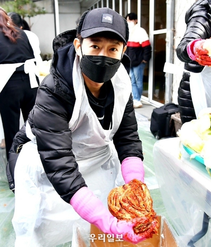 천명훈, "김치 봉사 온 훈훈남자" 내 김치 어때요.