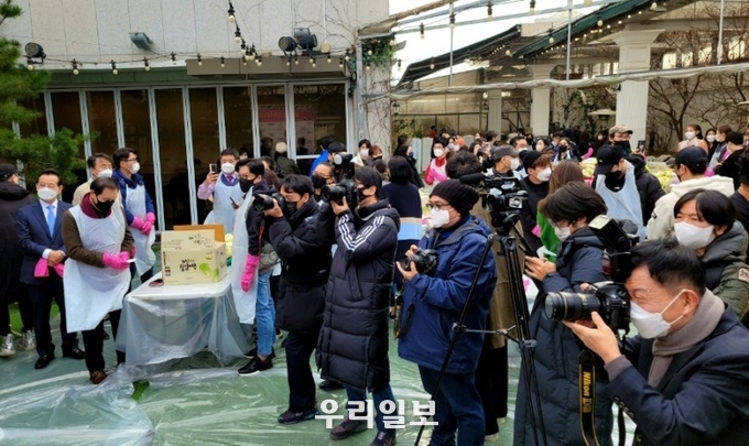 각 언론사 기자들의 열띤 취재 경쟁을 벌이고 있는 모습