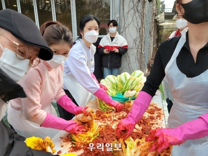 김효선, 하얀 마스크 "2021 사랑의 김치 나누기 행사에 웃음을 담아 보겠습니다.