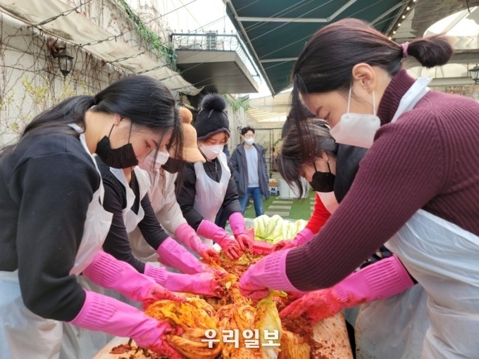 순간포착, 한두번 하는 솜씨가 아님, 2021 사랑의 김치 나누기 행사 