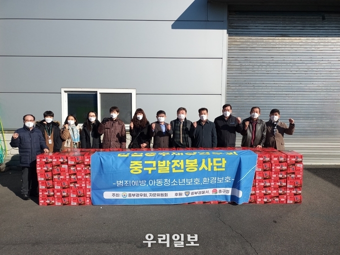 인천중부 재향경우회가 전국도매업중앙회에서 라면을 협찬받아 전달식을 가졌다. 
