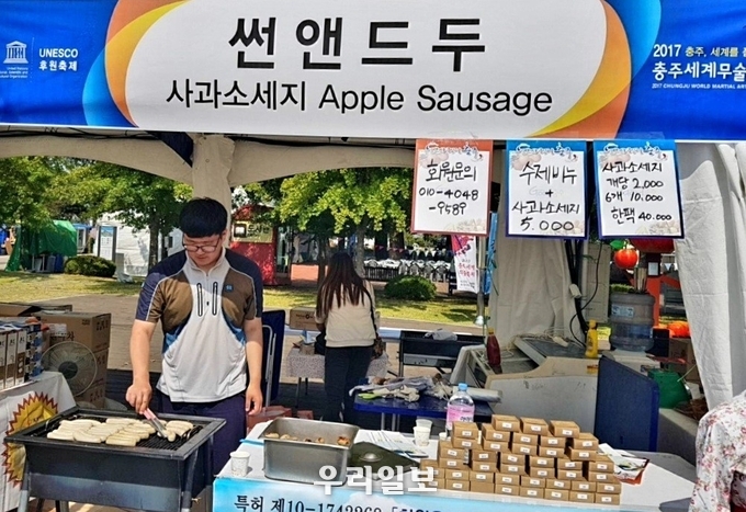 모링가 소세지, 사과 소세지, 옥수수 소세지, 복숭아 소세지를 홍보하고 있는 김명진 (주)선앤두 대표