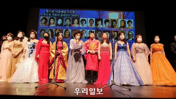 제25회 서울예술가곡제 정원 이경숙회장이인사말을 하고 있다.