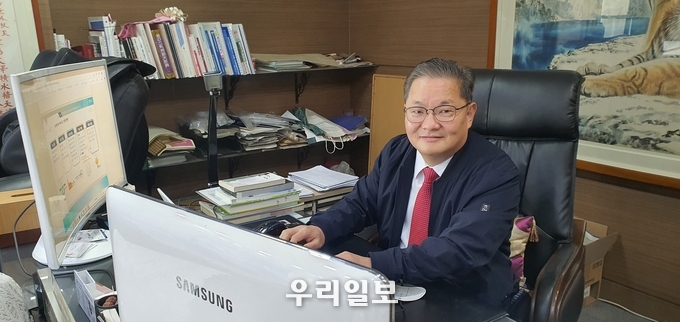 2021제4회 아시아리더 대상 조직위원회(위원장 장순배.총재 이상문.대회장 정오진.이추자)은 (주)네고팩 이보영 대표을 '아시아친환경BEST BRAND 대상' 수상자로 선정, 인터뷰를 하고 있다.
