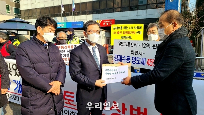 더불어민주당 정성호 의원에게 공전협 성명서를 전달하고 있다.