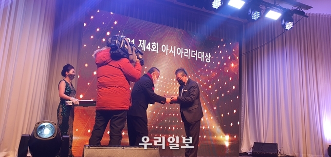 12월 17일 가수 박일남 씨가 2021제4회 아시아리더대상 시상식에서 2021대한민국 가요발전대상을 수상 받고 있다.