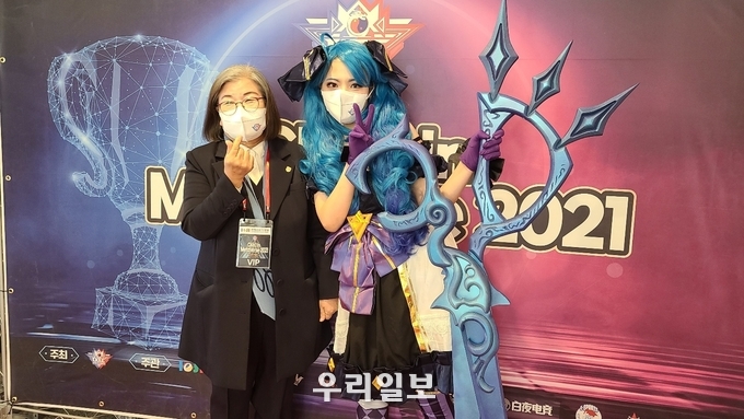 'CKEC in Metaverse 2021' 행사장, 포토존에서 코스프레 행사를 진행하여 참가자들에게 즐거움을 선사한 전옥이 이사장 (왼쪽)