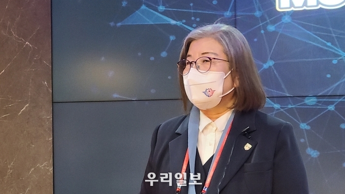 'CKEC in Metaverse 2021'에서 중국 인터넷방송과 인터뷰하고 있는 전옥이 이사장