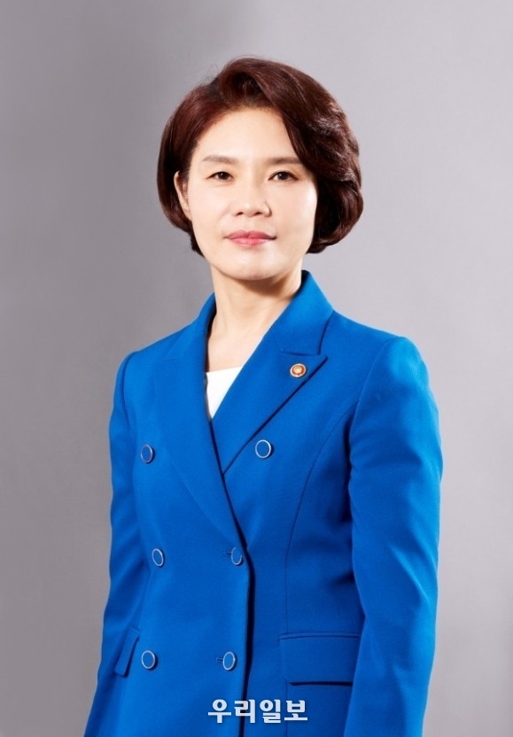 한정애 환경부 장관이 취임 후 첫 월급 전액을 기부했다고 20일(월) 대한적십자사는 밝혔다. 