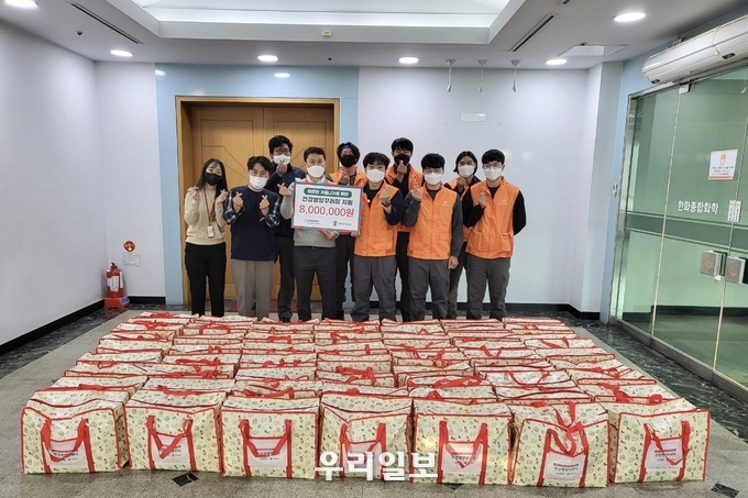 세이브더칠드런 동부지부와 한화임팩트 임직원이 포장한 건강영양꾸러미 앞에서 사진을 찍고 있다. 