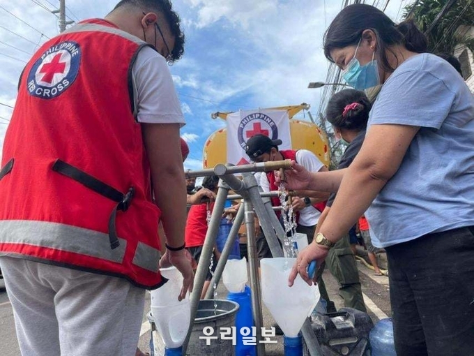 필리핀적십자사 직원들이 긴급 식수 공급 설비를 설치하여, 태풍 라이 이재민들에게 안전한 식수를 공급하고 있다.(사진출처=필리핀적십자사(Philippine Red Cross) 공식 페이스북 계정)