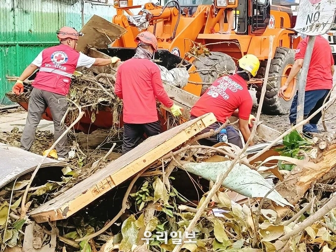 필리핀적십자사 봉사원들이 중장비를 동원하여 태풍 라이로 발생한 잔해물을 제거하고 있다..(사진출처= 필리핀적십자사(Philippine Red Cross) 공식 페이스북 계정)