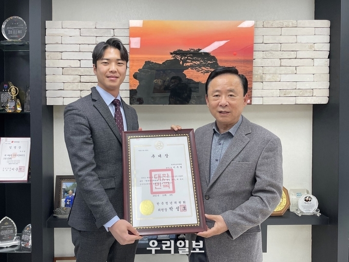 좌로부터 박성호 한국청년위원회 위원장, 이주영 전 국회부의장이 경남 창원 이주영 부의장 사무실에서 한국청년위원회 명예고문으로 위촉받고 있다.(사진=한국청년위원회)