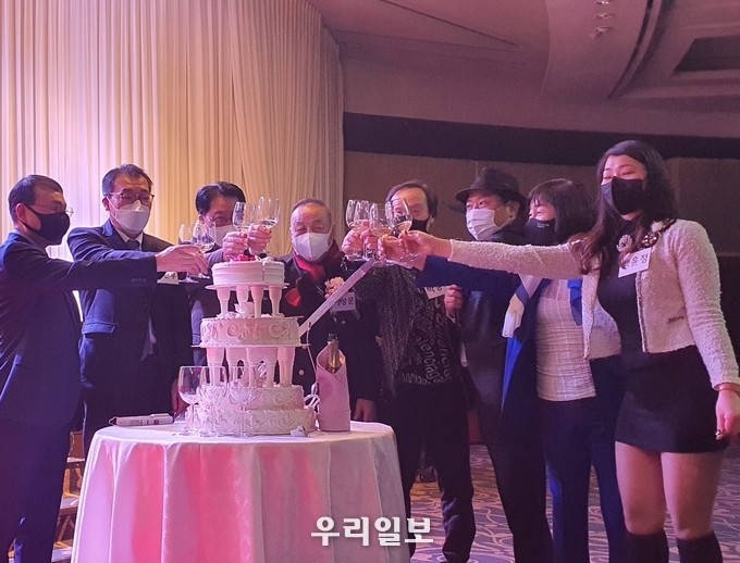 지난 12월 17일 대상식 관계자들이 축하케익팅을 하고 있다 . 왼쪽부터 세계평화봉사단 국제총재 유관섭 ,복지TV김선우사장,GK코리아 정오진 회장, (사)한국고미술감정평가연구원 이상문 회장, 국제프로아이롱협회 박종기 회장, 대한민국정의연대 김정용회장, 마린바이오사이언스 이추자회장, 아시아리더대상식 홍보대사 백윤정골프감독이 기념촬영을 하고 있다.