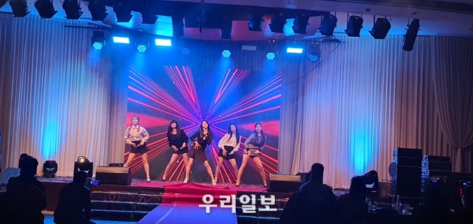 지난 12월 17일 방송연예특별부문 수상 후 축하공연을 펼치는 걸그룹 버스터즈 모습.