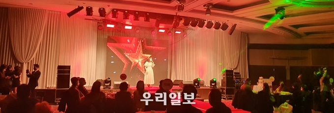 지난 12월 17일 방송연예특별부문 수상 후 축하 공연하고 있는 가수 최예진 모습.