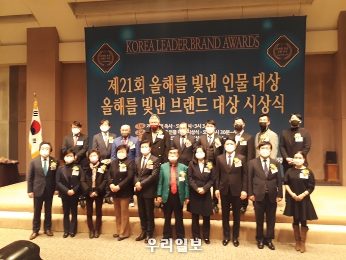 2021년 12월 24일(금) 프레스센터 국제회의장에서 제21회 올해를 빛낸 인물.브랜드 대상 수상자들이 기념촬영을 하고 있다.
