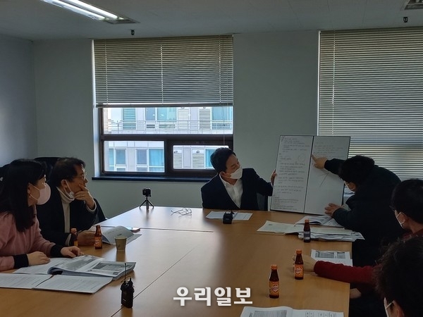 세시연 수험생들과 원희룡 정책총괄본부장과 간담회를 진행하고 있다. 