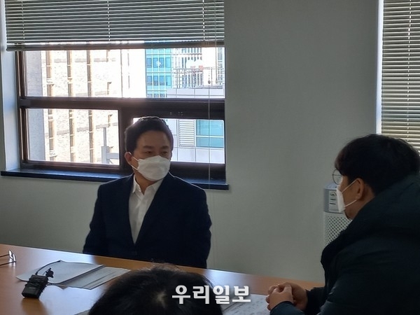  세시연 수험생 대표가 원희룡 정책총괄본부장에게 수험생들의 우려사항을 전하고 있다. 