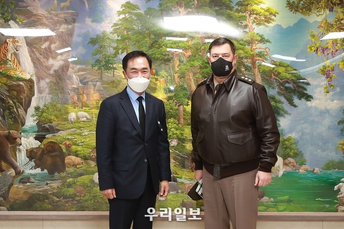 정장선 평택시장은 윌러드 M. 벌러슨 미8군 사령관을 만나 최근 급증하는 코로나19 확진자와 관련 논의 ⓒ 평택시청 제공
