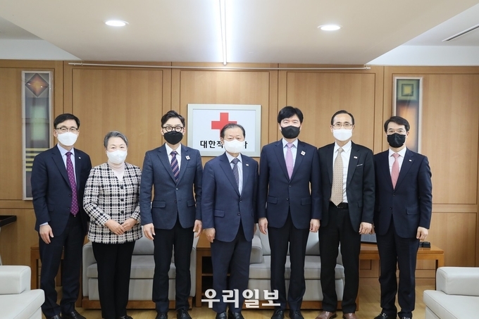1. 10.(월) 오후 2시, 서울 중구 대한적십자사 서울사무소에서 시인 강원석과 가수 추가열의 홍보대사 위촉식이 진행되었다. (사진 왼쪽부터 이상천 대한적십자사 사무총장, 장예순 대한적십자사 부회장, 가수 추가열, 신희영 대한적십자사 회장, 시인 강원석, 윤성호 대한적십자사 부회장, 이재승 대한적십자사 모금전략본부장) 