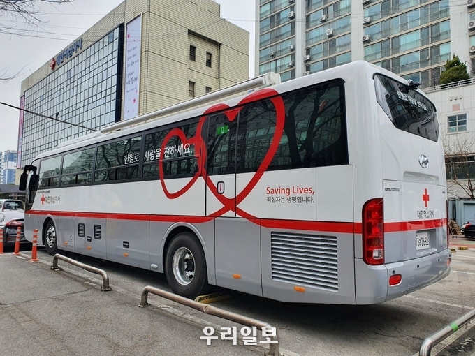 삼성에서 기부한 100억여 원은 혈액 부족 문제 해소를 위한 신형 헌혈버스 제작에 사용될 예정이다. (대한적십자사 헌혈버스 예시)
