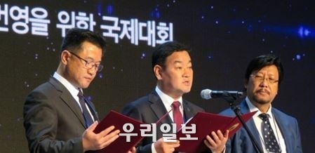 2019년 필리핀 마닐라에서 열린 2차 국제대회에 공동선언문을 발표하고 있는 북측 송명철 실장, 안부수 회장, 필리핀 레이랑 언론방송협회 회장. (사진제공=아태평화교류협회)