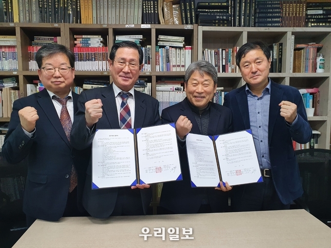 (사)미래로가는바른역사협의회, (사)대한기자협회와 역사바로 세우기를 위한 업무협약 체결을 하고 기념촬영을 하고 있다.