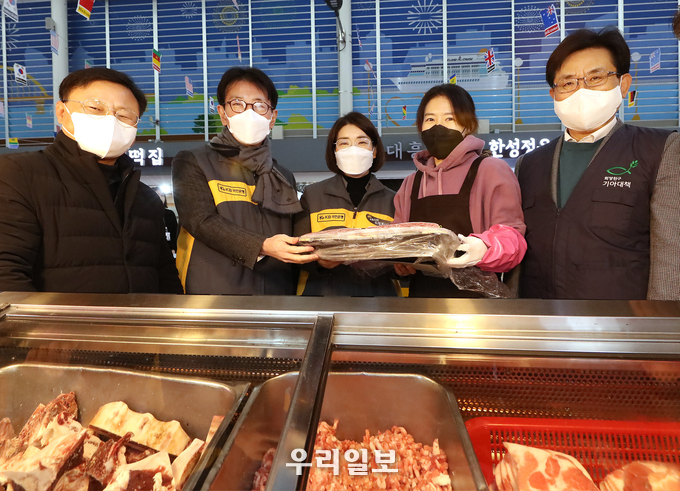 19일 영등포 전통시장에서 열린 설날맞이 '전통시장 사랑나눔 행사'에서 (왼쪽부터) 김태원 영등포 전통시장 상인회장, 이재근 KB국민은행장, 문혜숙 KB국민은행 ESG본부 상무와 (오른쪽 첫번째)유원식 희망친구 기아대책 회장이 영등포 전통시장 상인과 기념촬영을 하고 있다. 