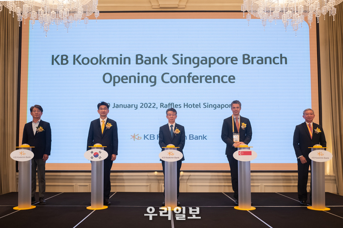 19일 싱가포르 래플스호텔에서 열린 'KB국민은행 싱가포르지점 개점식'에서 (왼쪽부터) 이창배 GS칼텍스 싱가포르법인장, 정동욱 KB국민은행 싱가포르지점장, 최훈 주싱가포르한국대사관 대사, 니콜라스 마르퀴에(Nicholas Marquier) IFC Singapore 대표, 라이너스 고(Linus Goh) OCBC 부행장이 기념촬영을 하고 있다. 