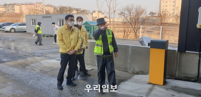 최원용 부시장이 고병원성 조류인플루엔자 방역현장을 점검하고 있다 ⓒ 평택시청 제공