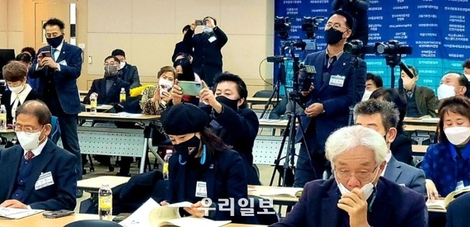 제121차 해외동포포럼, 인구 절벽시대의 해법을 위한 정책 토론회, 재외동포, 다문화, 부동산 등 관계단체, 학계 및 언론기관 70여 단체 대표들이 참석했다.