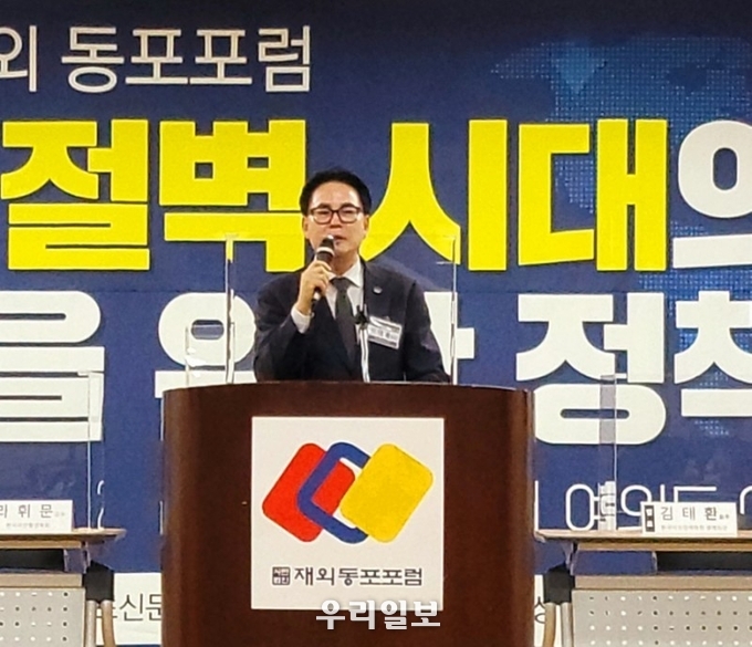 이날 세계부동산연맹 한국대표부 지태용 회장이 현실적인 인구 증가 방안으로 국토 균형 발전을 이루어야 한다고 말하고 있다.