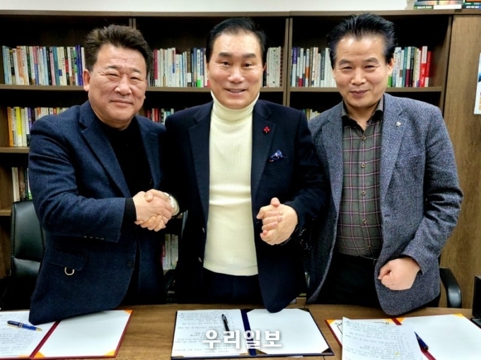 지난 12월31일 백소 해 마지막 날을 빛낸 업무협약 체결을 마치고. 크라우드1 채광석 프레지던트3(왼쪽) 박희영 서울경제연합 이사장(가운데) 크라우드1 기영진 프레지던트2(오른쪽)이 손에 손을 맞잡고 기념촬영을 하고 있다.