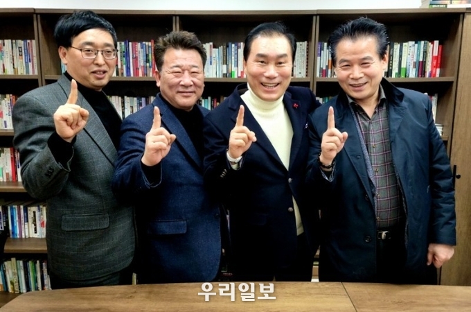지난 12월31일 업무협약 체결을 마치고. 관계자들이 기념촬영을 하고 있다.