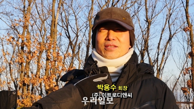 크라우드1 타운하우스 시행사 (주)이트로디앤씨 박용수 회장이 인터뷰를 하고 있다. 