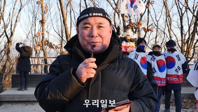 장애인문화신문 김재덕 발행인이 인터뷰를 하고 있다.