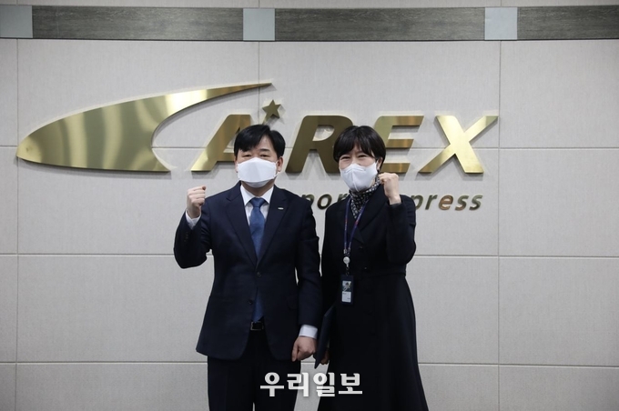 임명식이 끝난 후 이후삼 사장(왼쪽)과 마선영 역장(오른쪽)이 기념촬영을 하고 있다. ⓒ 공항철도 제공