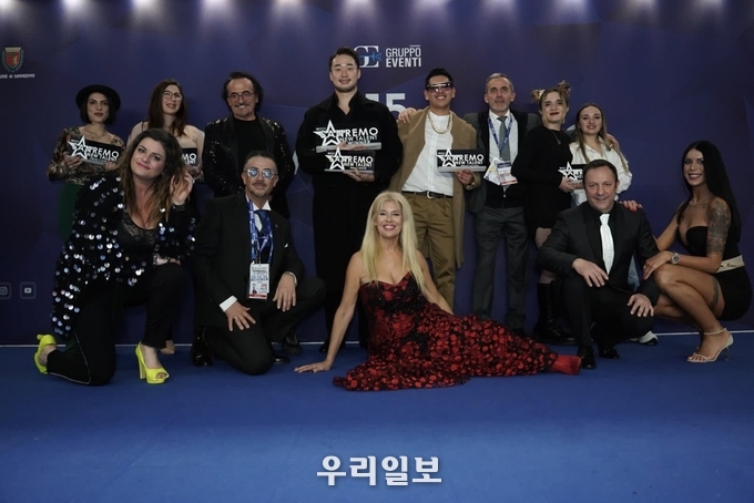  ‘2022 산레모 신인가요제’ 우승 뒤 입상자들 및 심사위원들과 함께한 시상식 기념사진