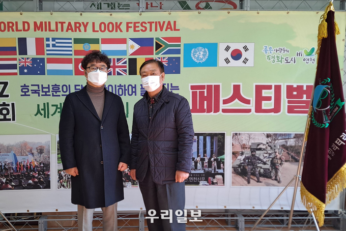 고영기 (사)백학산업단지 기업인협의회장(왼쪽)이 지난 6일 오후 2시 (사)세계밀리터리룩 페스티벌 중앙회 경기도 연천군 전곡읍 전은길 67.이사장 백호현(오른쪽)을 방문한 후 기념촬영을 하고 있다.
