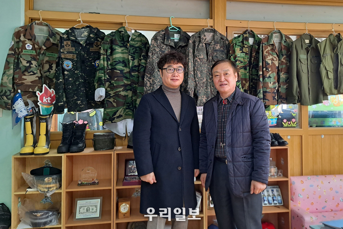 고영기 (사)백학산업단지 기업인협의회장(왼쪽)이 지난 6일 오후 2시 (사)세계밀리터리룩 페스티벌 중앙회 경기도 연천군 전곡읍 전은길 67.이사장 백호현(오른쪽)을 방문한 후 기념촬영을 하고 있다.