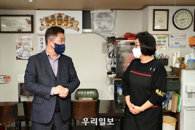 관내 안심식당을 현장 방문해 상인들의 애환을 들으며 생활방역용품을 지원 중인 허인환 구청장 ⓒ 동구청 제공