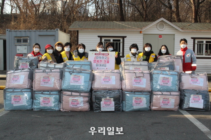 대한적십자사 인천지사는 인천관내 혹한기 취약계층에 겨울이불을 지원하고 있다 ⓒ 대한적십자사 인천지사 제공
