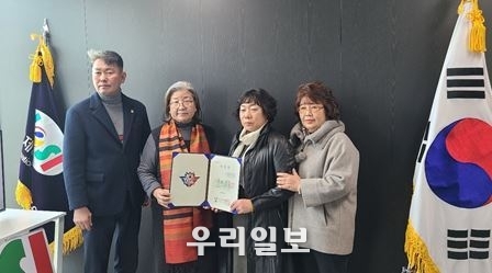이스포츠아카데미프롬에서 임명식 왼쪽부터 충남연합회 오근국 회장, 국제e스포츠진흥원, CKEC 전옥이 이사장, 공주연합회 박순옥 회장, 사)한국환경복지협회 배지은 회장이 함께했다.