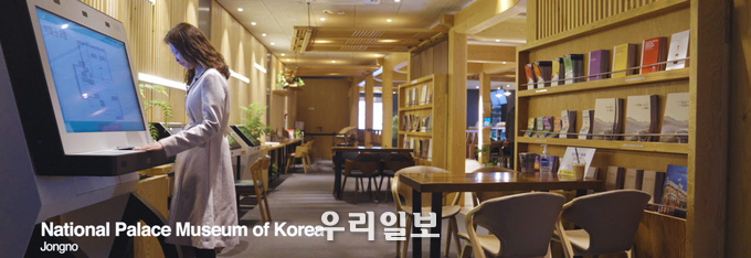 배리어프리 키오스크에 있는 촉각 디스플레이로 지도를 읽는 모습.