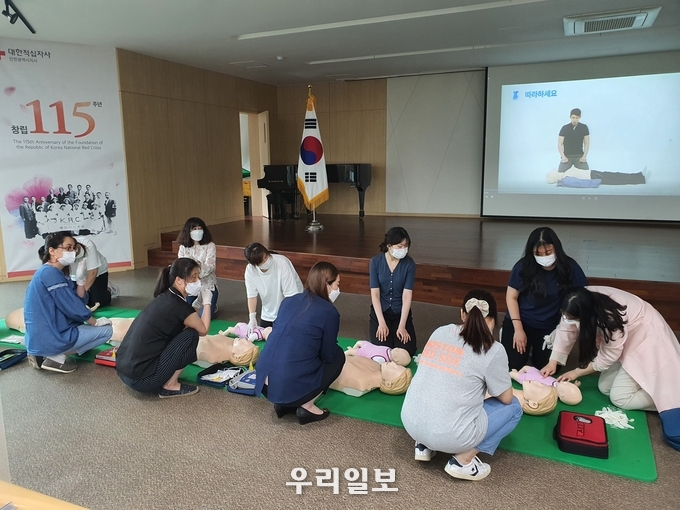 심폐소생술 실습을 진행하는 모습 ⓒ 대한적십자사 인천지사제공