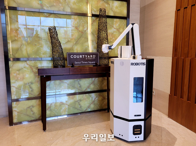코트야드 타임스퀘어 탐코봇 