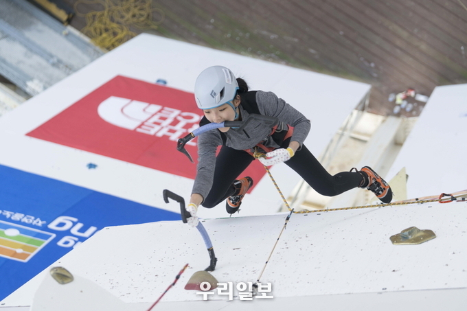 2019 청송 아이스클라이밍 선수권대회 참가한 서채현 선수 리드 경기 장면.(사진=대한산악연맹)