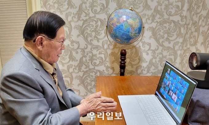신천지_이만희_총회장이_18일_줌zoom을_통해_열린_유럽_화상_기자회견에서_질문에_답하고_있다_